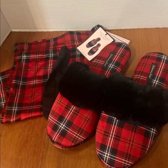 Victoria’s Secret red plaid faux fur trim slip on slippers w/ storage bag sz L - Picture 1 of 7